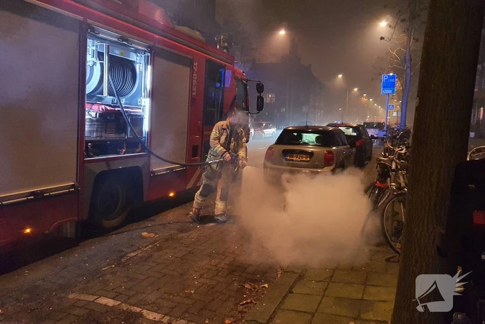 Auto bijna in brand door vuurwerk afval
