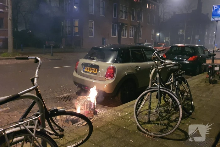 Auto bijna in brand door vuurwerk afval