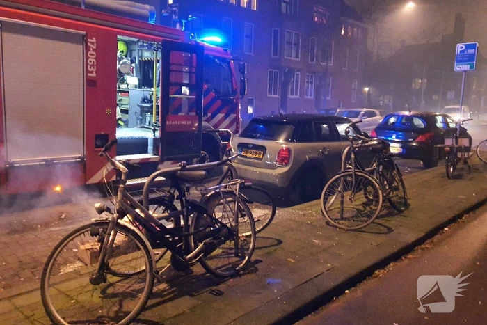 Auto bijna in brand door vuurwerk afval