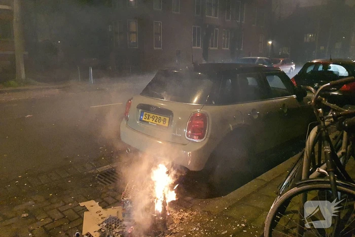 Auto bijna in brand door vuurwerk afval