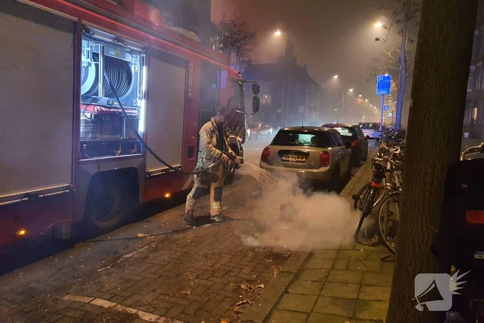 Auto bijna in brand door vuurwerk afval