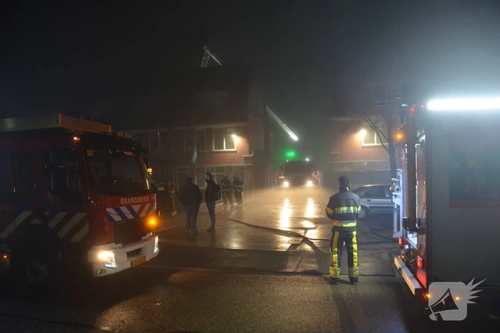 Brandweer blust brand op dak van woning