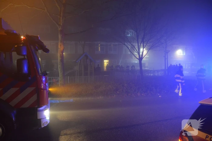 Brandweer blust brand op dak van woning