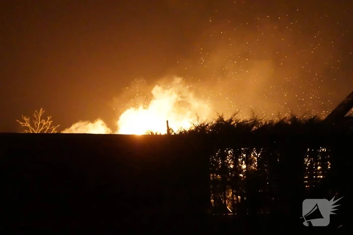 Vrijstaande loods verwoest door brand