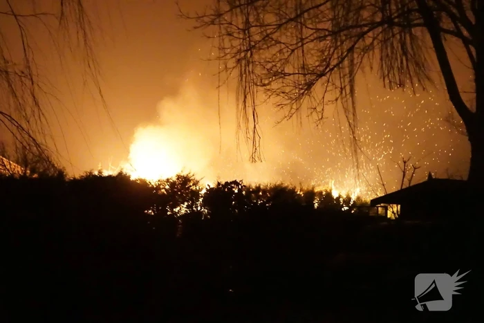 Vrijstaande loods verwoest door brand