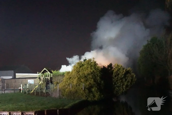 Vrijstaande loods verwoest door brand