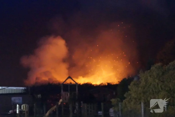 Vrijstaande loods verwoest door brand