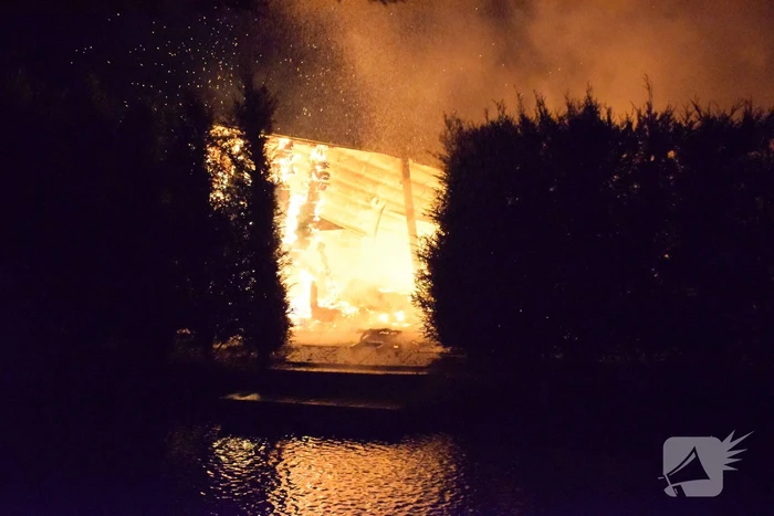 Vrijstaande loods verwoest door brand