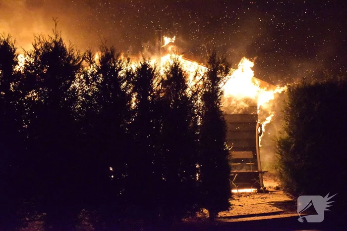 Vrijstaande loods verwoest door brand