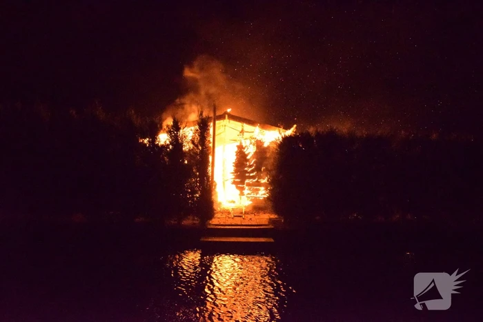 Vrijstaande loods verwoest door brand