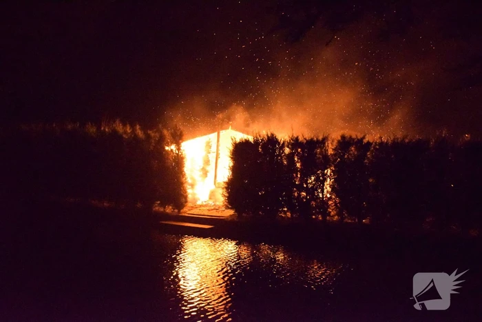 Vrijstaande loods verwoest door brand