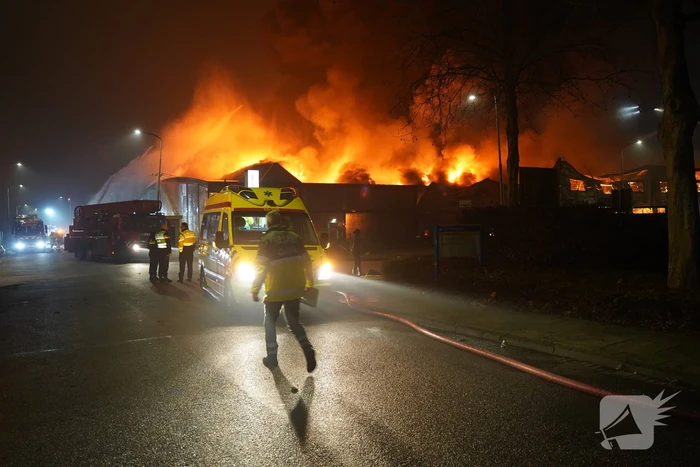 Uitslaande brand verwoest meerdere bedrijfspanden