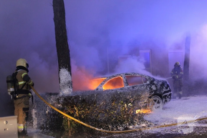 Auto brandt volledig uit