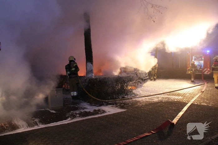 Auto brandt volledig uit