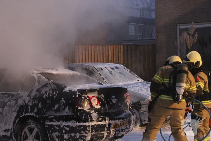 Auto brandt volledig uit
