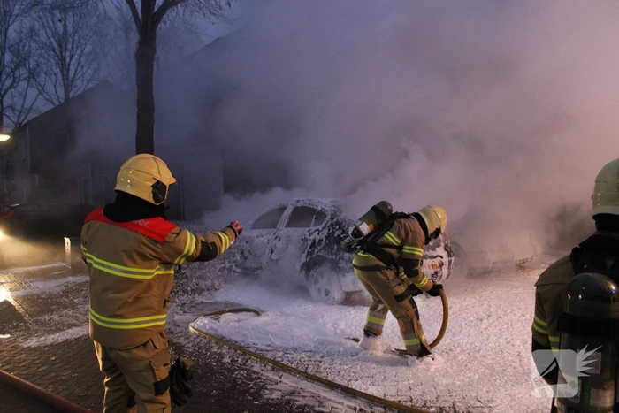 Auto brandt volledig uit