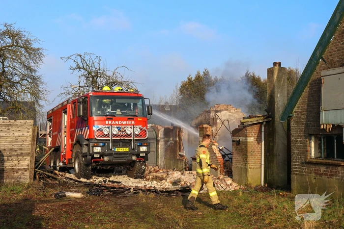 Brandweer blust afgebrande boerderij na