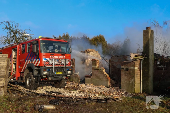 Brandweer blust afgebrande boerderij na