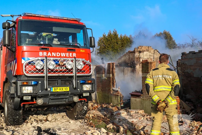 Brandweer blust afgebrande boerderij na