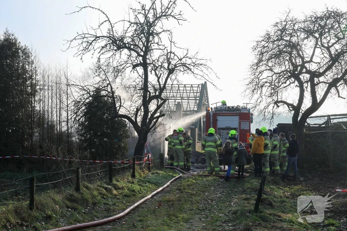 Brandweer blust afgebrande boerderij na