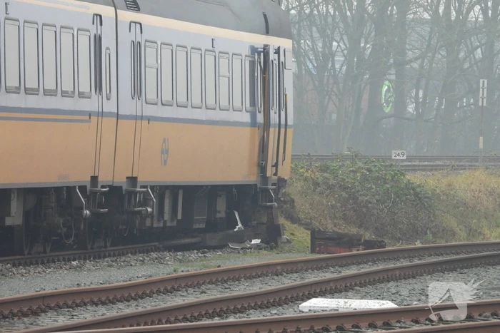 Trein rijdt dwars door stootblok heen