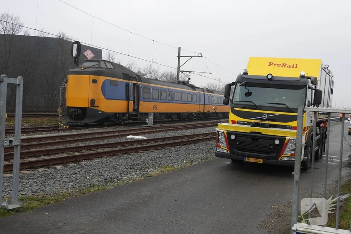 Trein rijdt dwars door stootblok heen