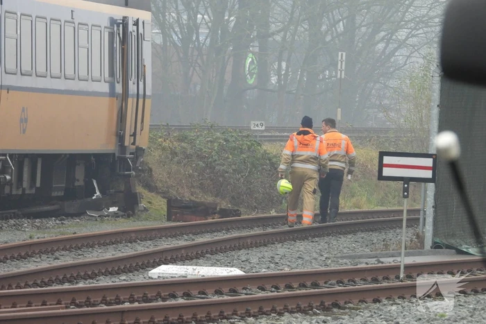 Trein rijdt dwars door stootblok heen