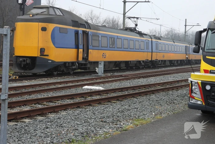 Trein rijdt dwars door stootblok heen
