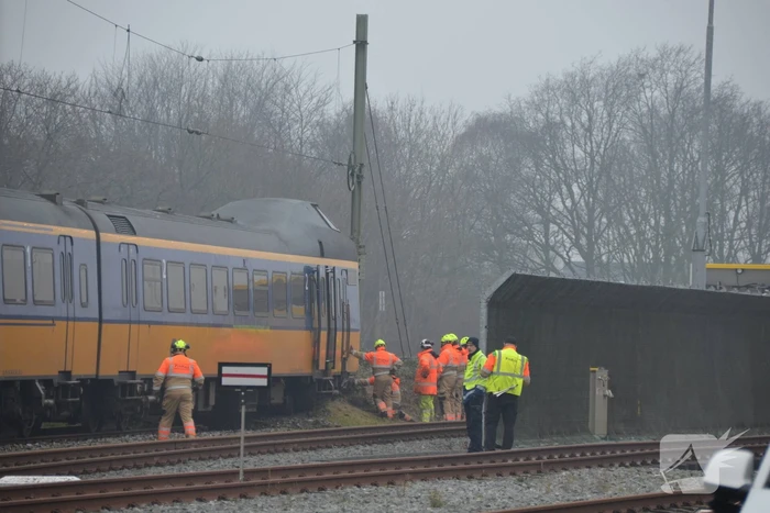 Trein rijdt dwars door stootblok heen