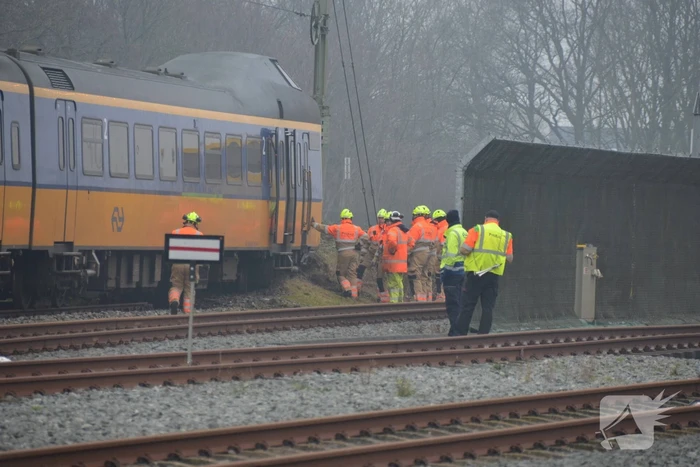 Trein rijdt dwars door stootblok heen