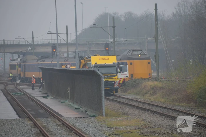 Trein rijdt dwars door stootblok heen