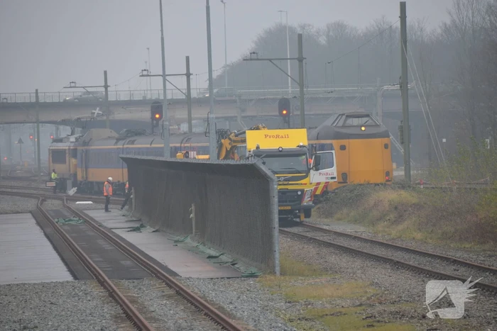 Trein rijdt dwars door stootblok heen