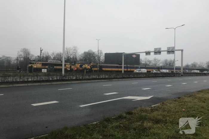 Trein rijdt dwars door stootblok heen