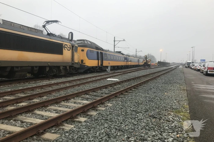 Trein rijdt dwars door stootblok heen