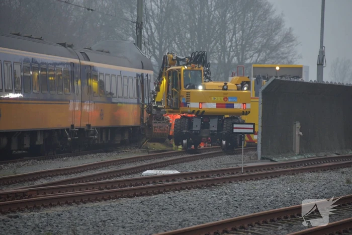 Trein rijdt dwars door stootblok heen