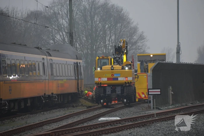Trein rijdt dwars door stootblok heen