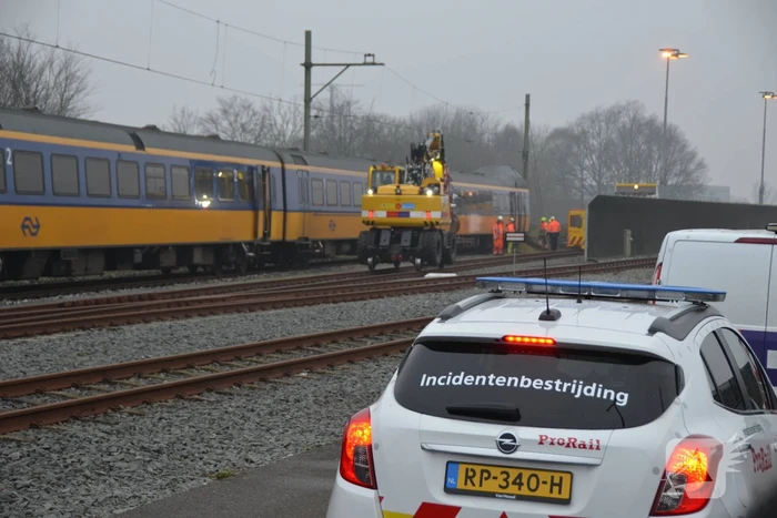 Trein rijdt dwars door stootblok heen