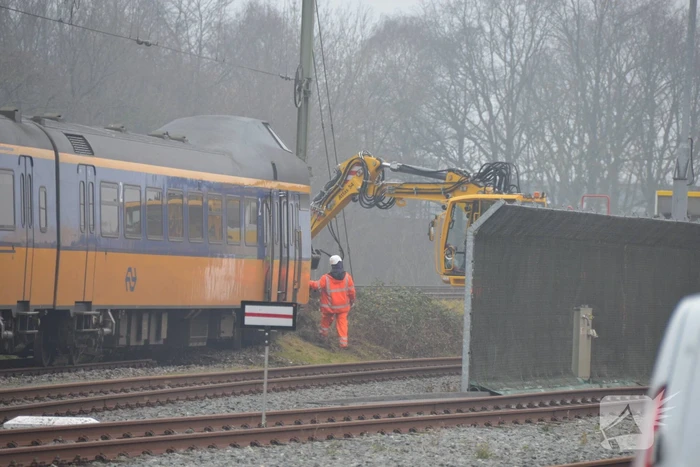 Trein rijdt dwars door stootblok heen