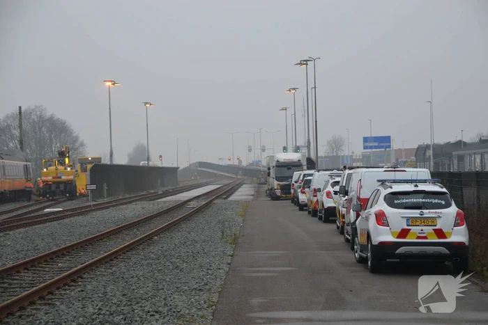 Trein rijdt dwars door stootblok heen