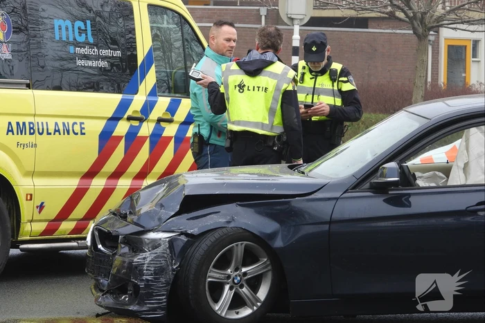 Auto gaat spinnen na botsing op kruispunt