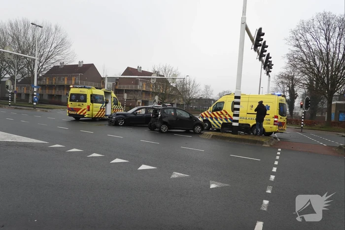Auto gaat spinnen na botsing op kruispunt