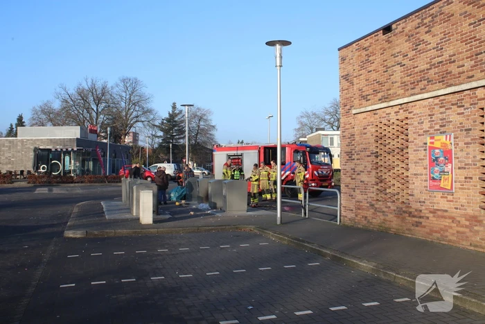 Brandje naast afvalcontainers