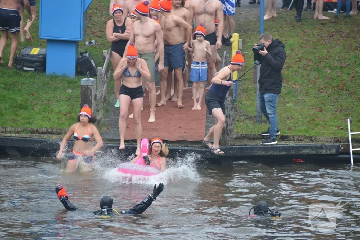Veel toeschouwers bij nieuwjaarsduik