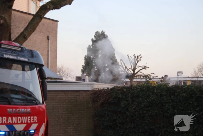 Brandweer blust afvalcontainer in tuin