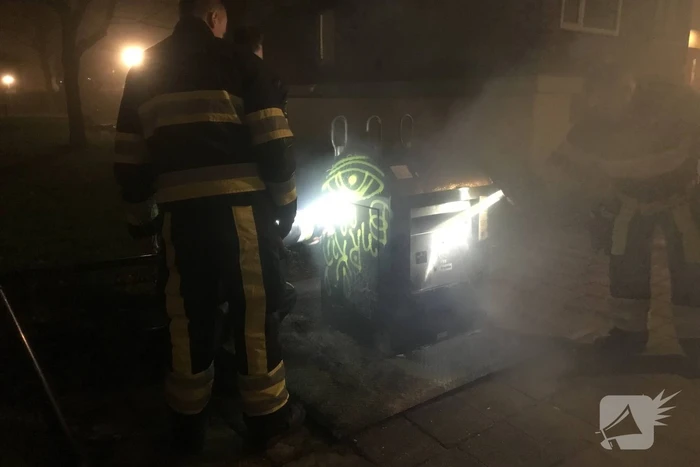 Brand in papiercontainer door vuurwerk