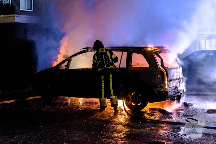 Auto verwoest na brandstichting