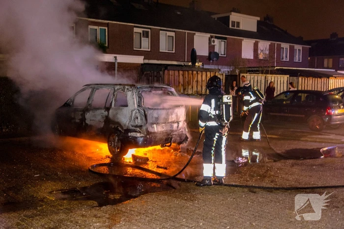 Auto verwoest na brandstichting