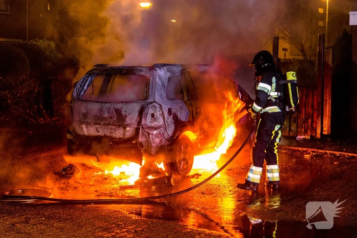 Auto verwoest na brandstichting