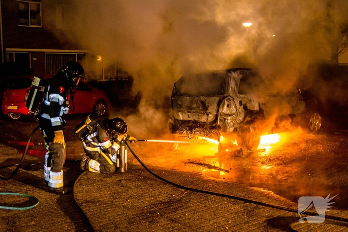 Auto verwoest na brandstichting