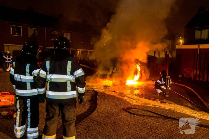 Auto verwoest na brandstichting